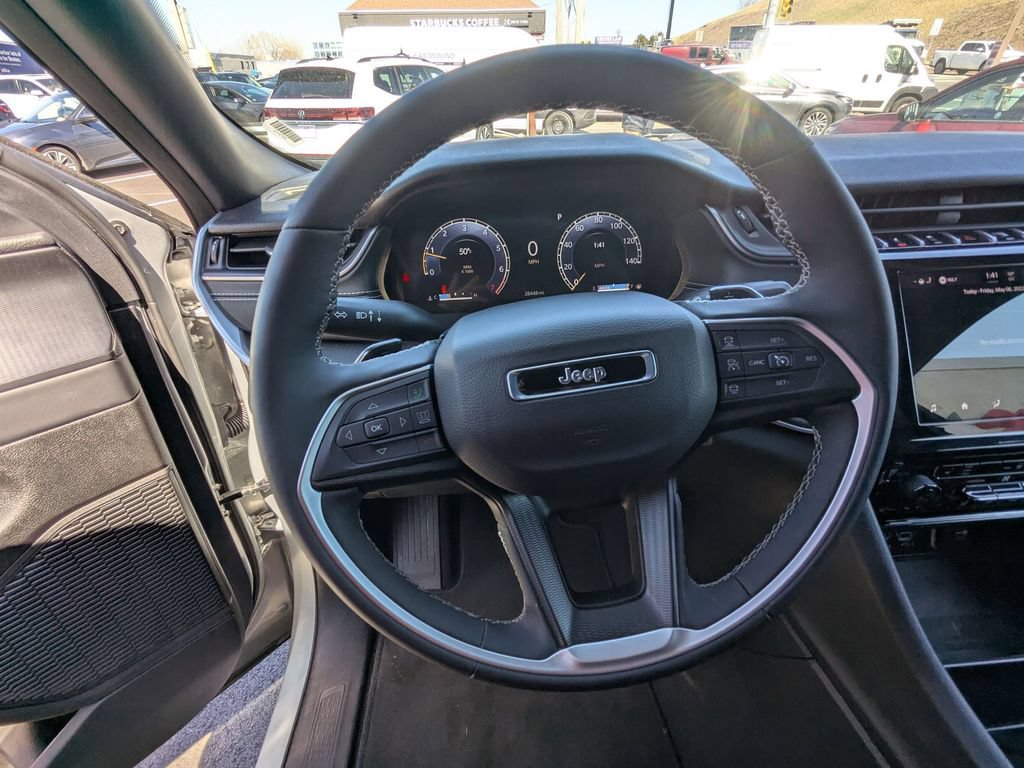 Used 2025 Jeep Grand Cherokee Altitude AWD/4WD image 17