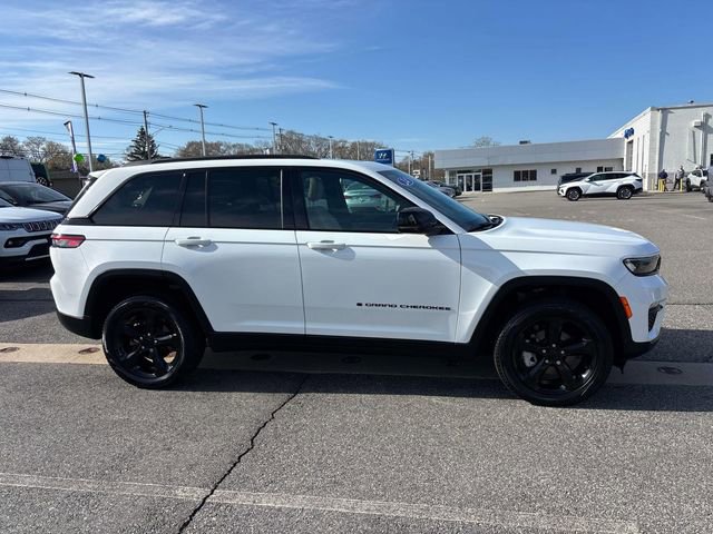 Used 2024 Jeep Grand Cherokee Limited w/ Black Appearance Package image 2