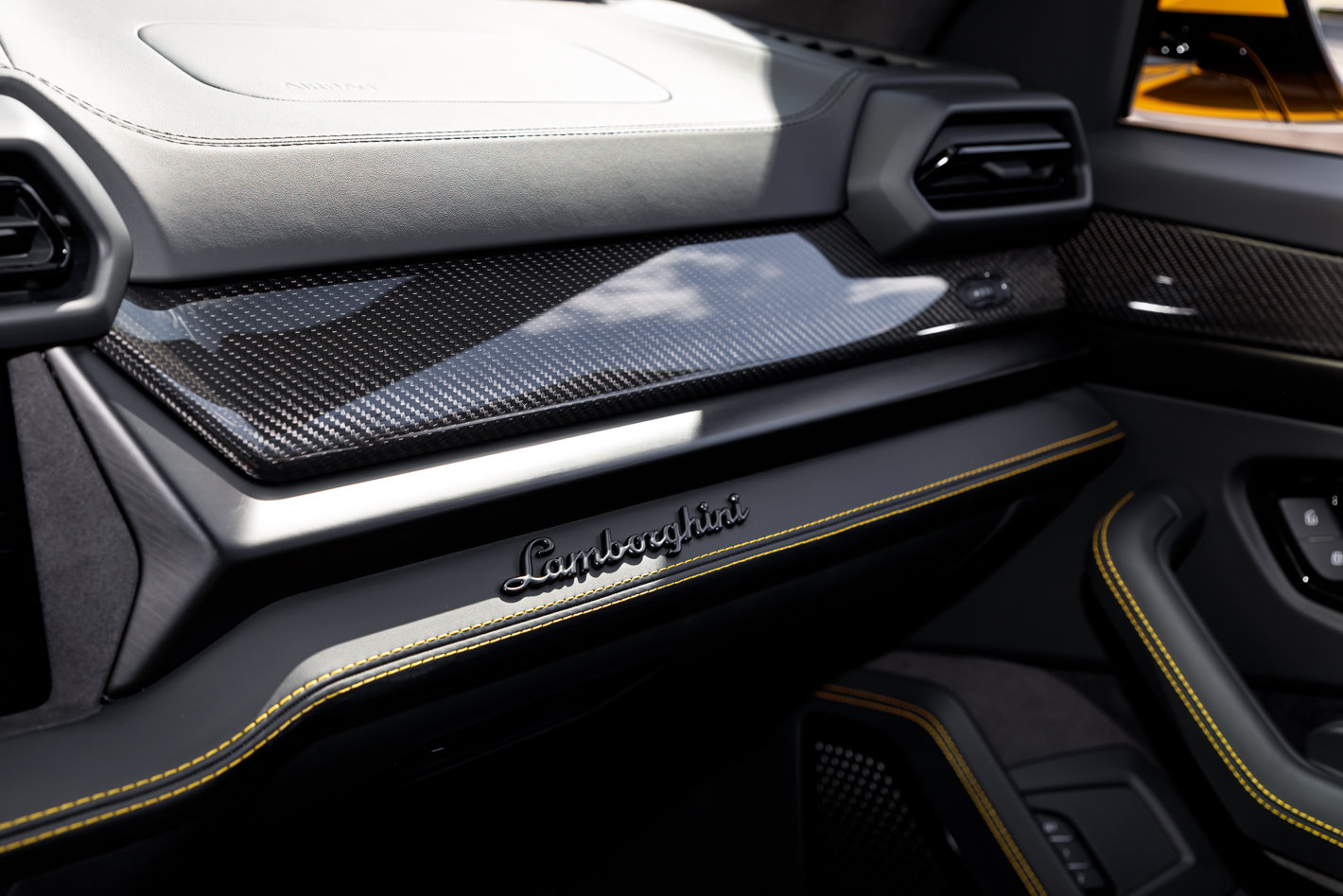 Used 2025 Lamborghini Urus SE AWD/4WD image 36