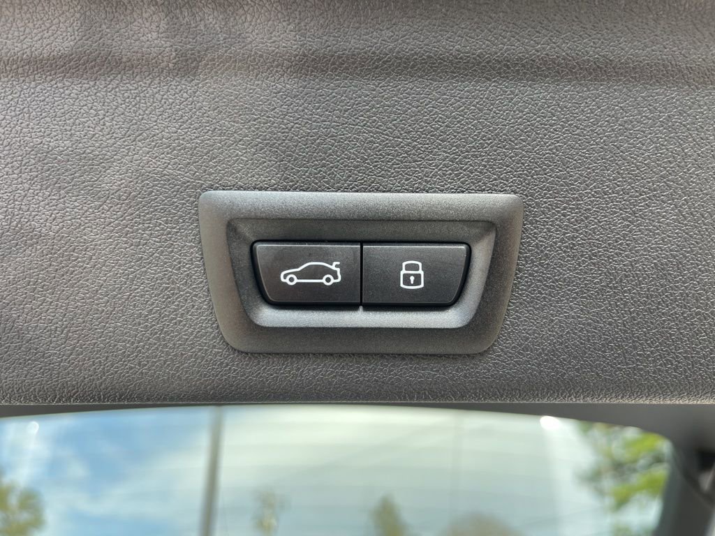 Used 2026 BMW X6 M60i w/ Executive Package image 25