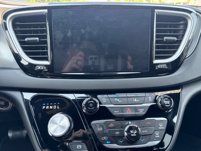 Used 2025 Chrysler Pacifica Select FWD image 19