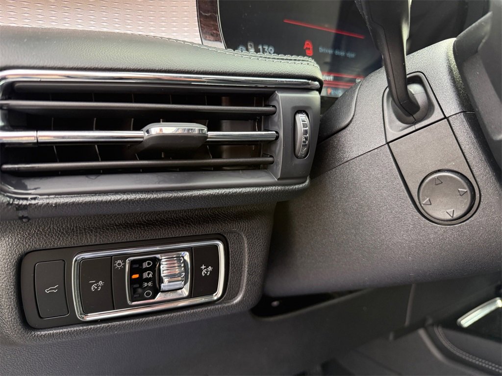 Used 2025 Lincoln Corsair Reserve image 17