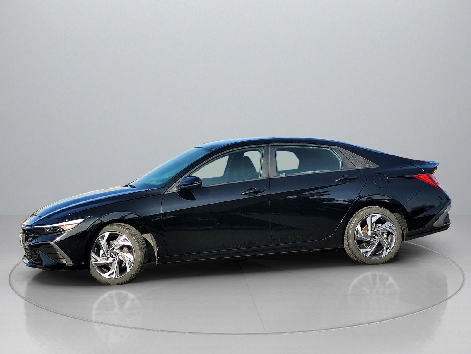 Certified 2025 Hyundai Elantra Sport w/ Cargo Package image 4