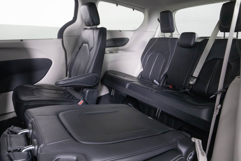 Used 2022 Chrysler Pacifica Touring-L image 15