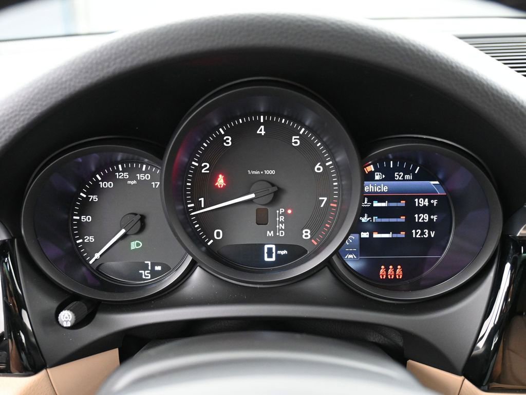 Used 2025 Porsche Macan AWD/4WD image 19