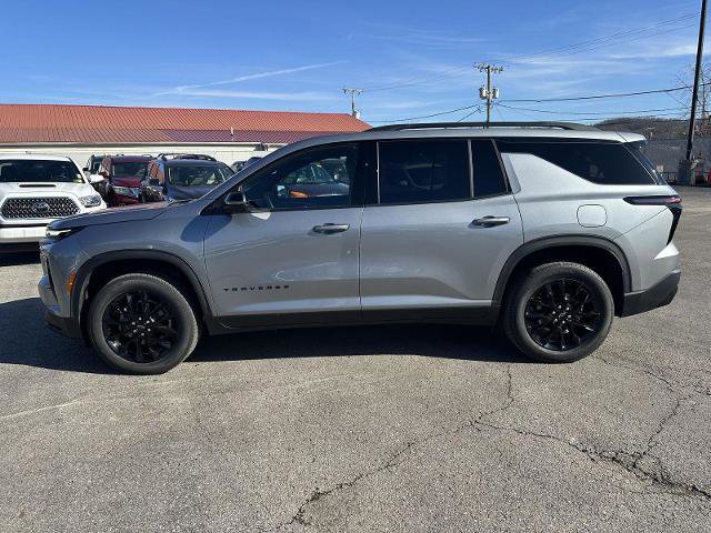 Used 2025 Chevrolet Traverse LT w/ Midnight/Sport Edition image 3