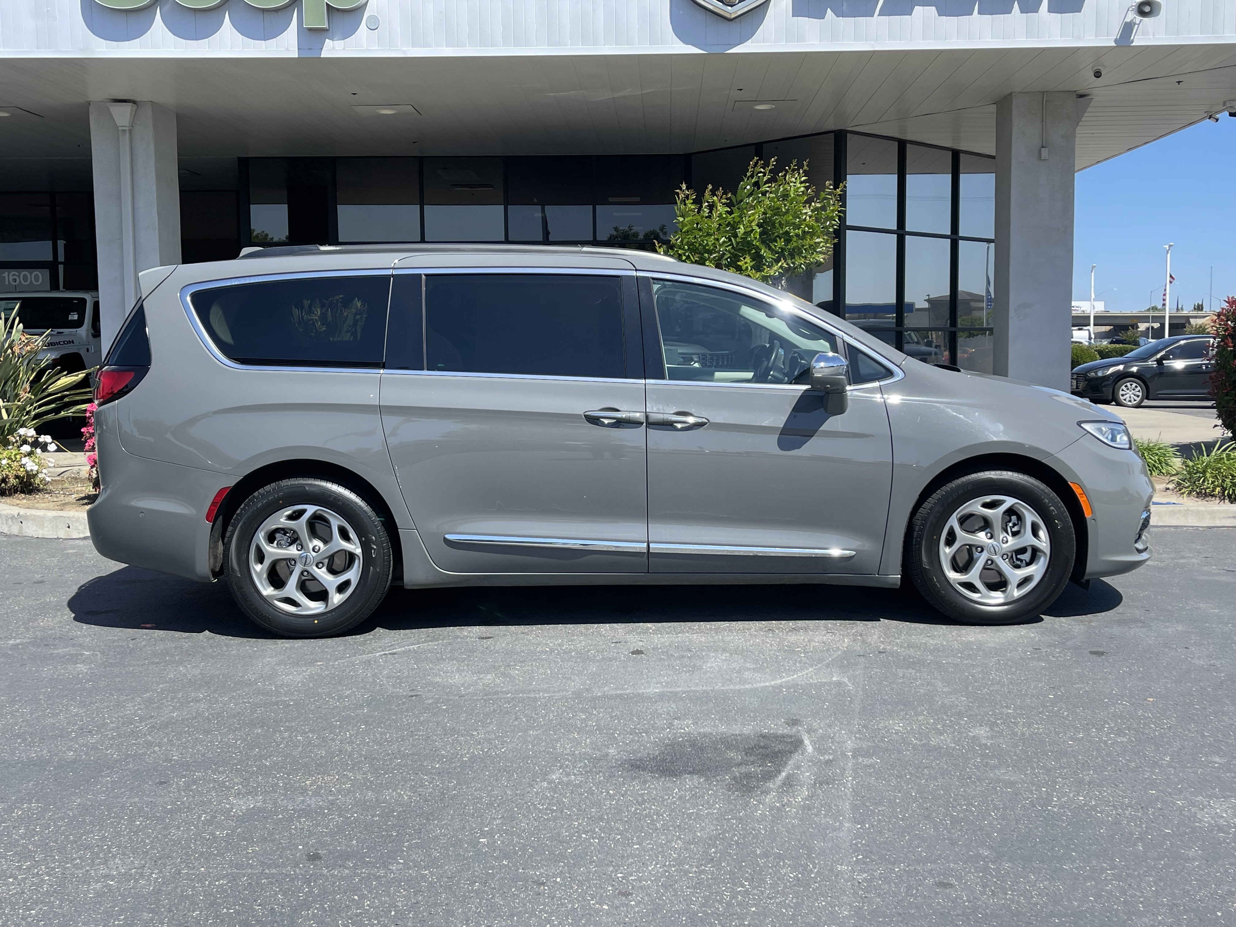 Used 2022 Chrysler Pacifica Limited FWD image 5