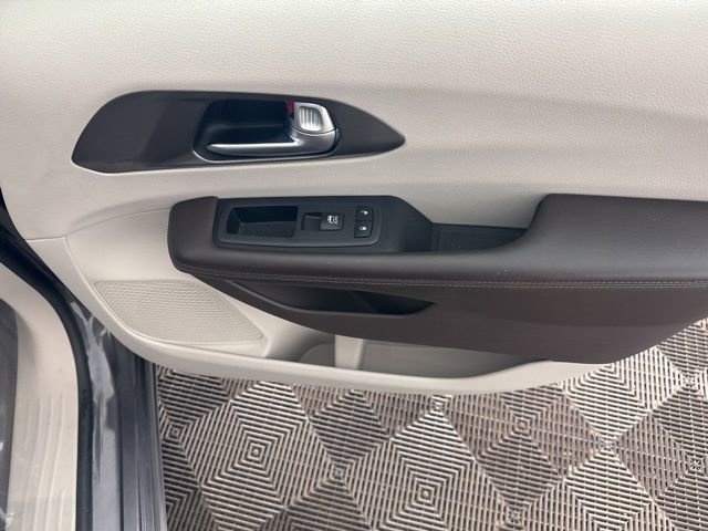 Used 2019 Chrysler Pacifica Touring-L w/ Advanced Safetytec Group image 24