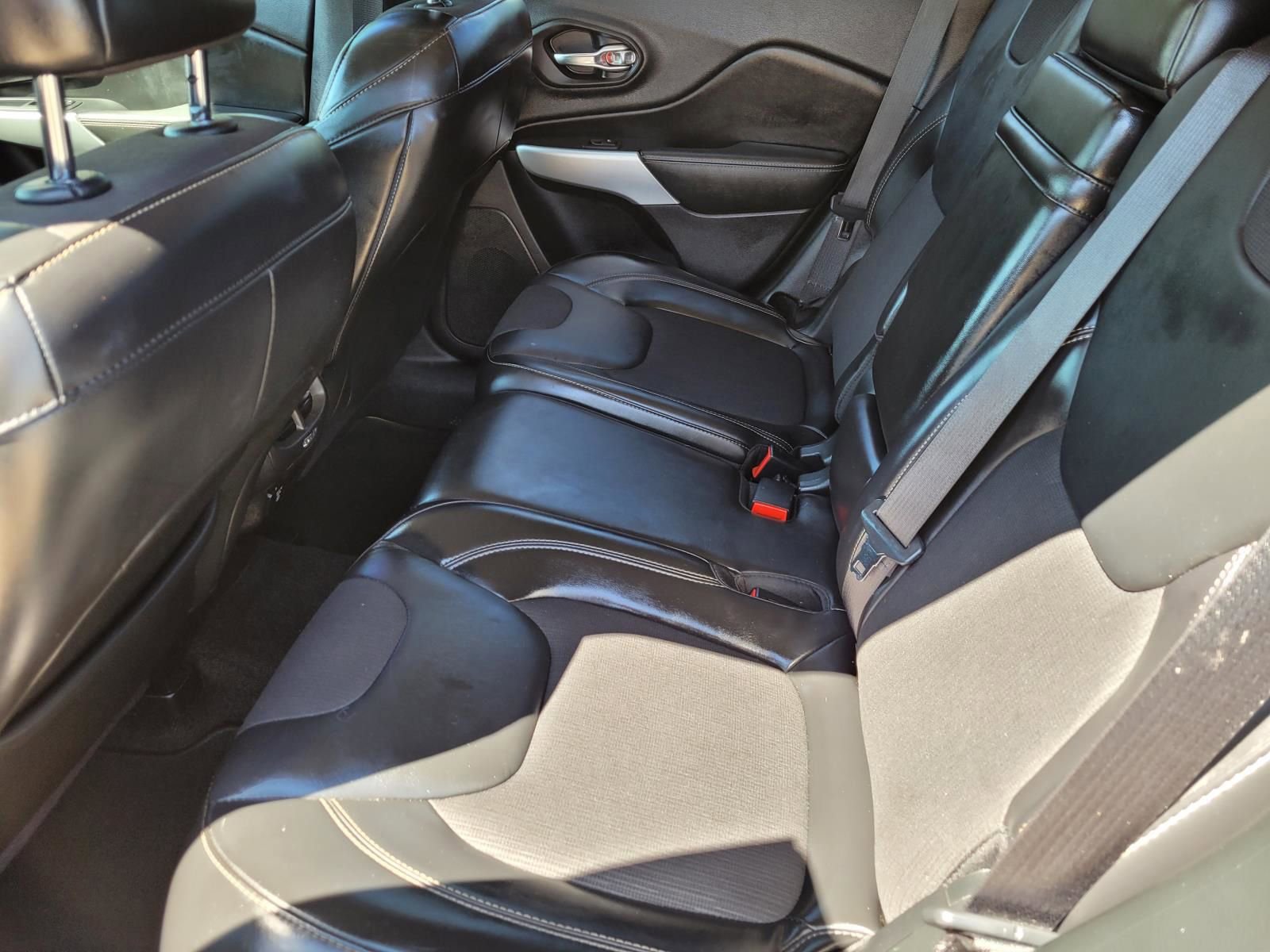 Used 2018 Jeep Cherokee Latitude Plus FWD image 15