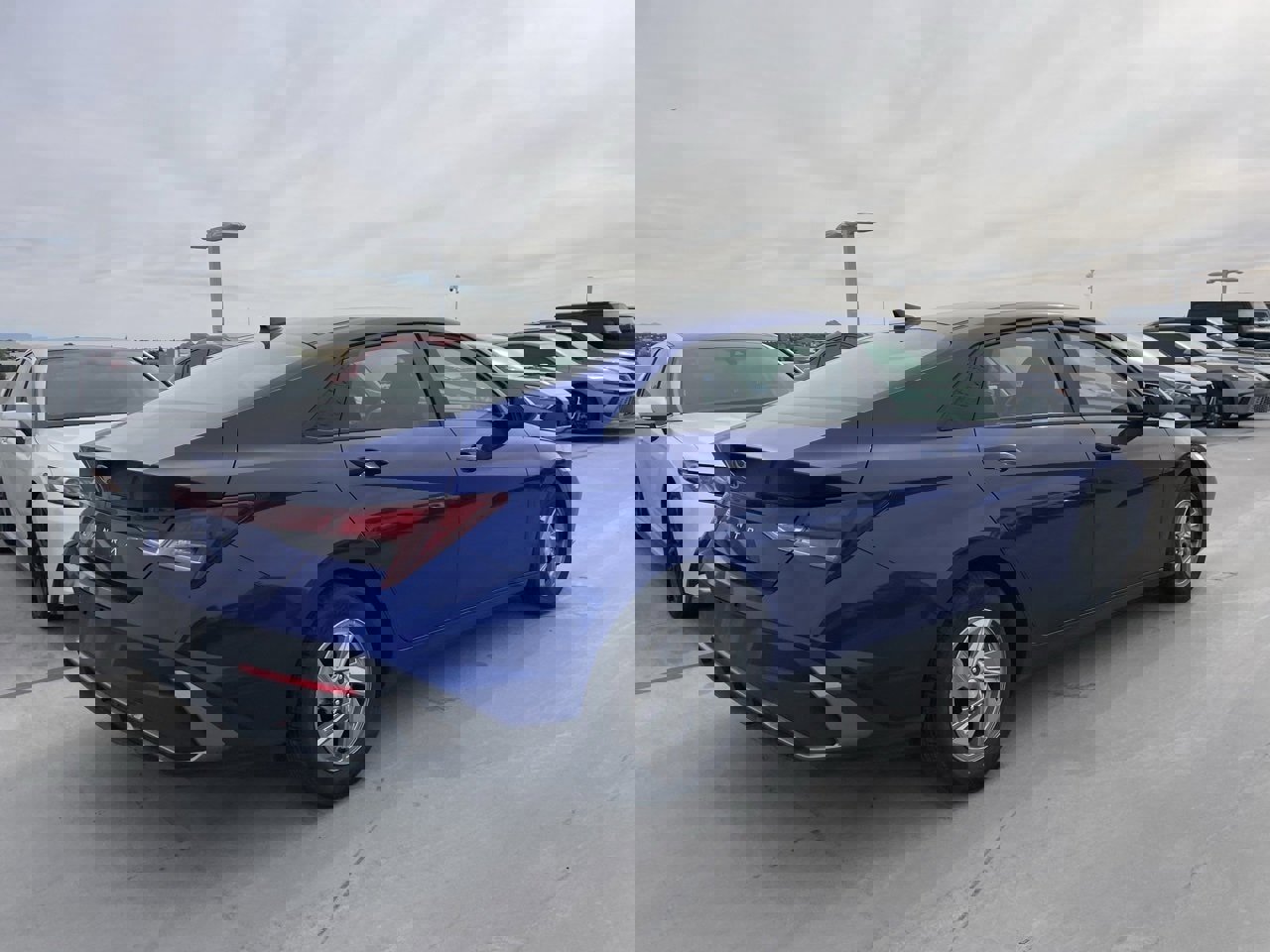 Used 2024 Hyundai Elantra SE image 2