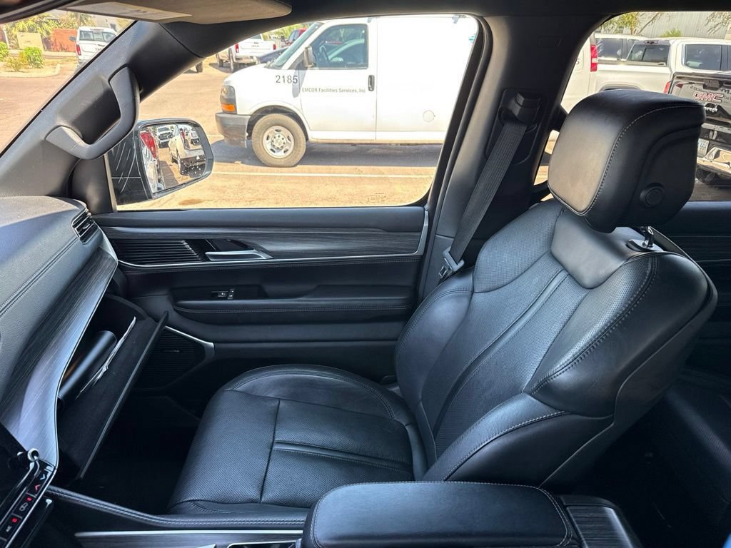 Used 2024 Jeep Wagoneer Series II w/ Flexible Seating Group RWD image 13