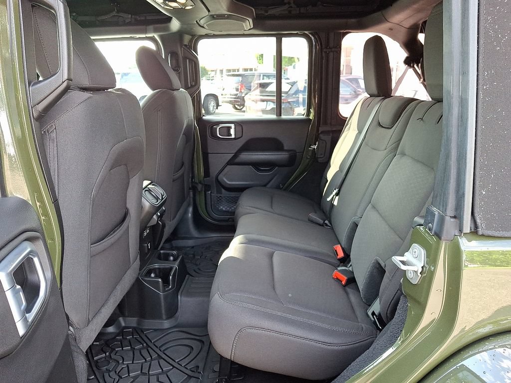 Used 2022 Jeep Wrangler Unlimited Sahara w/ Cold Weather Group AWD/4WD image 10
