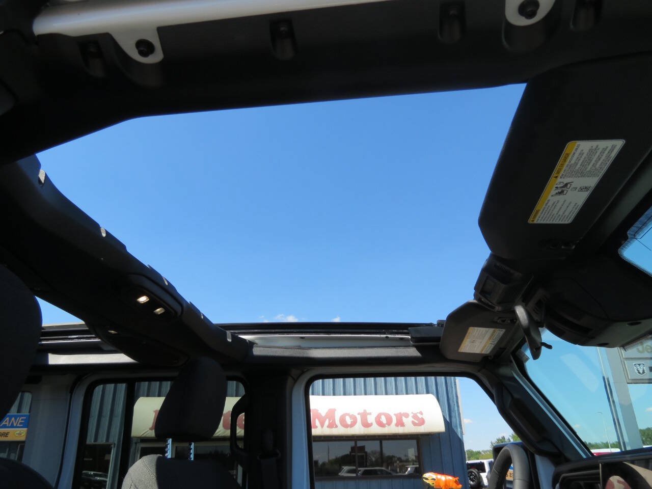 Used 2025 Jeep Wrangler Unlimited Sahara w/ Safety Group AWD/4WD image 8