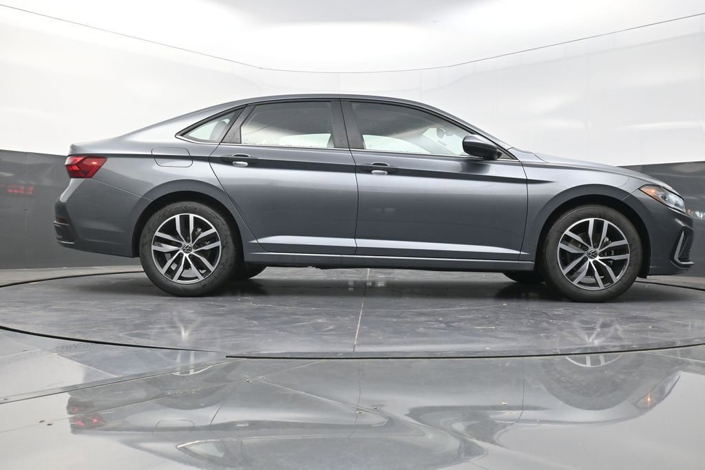 Used 2025 Volkswagen Jetta SE image 30