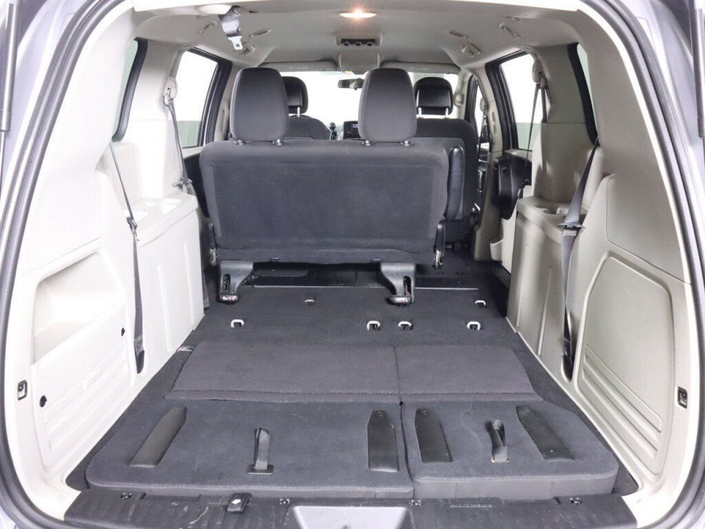Used 2018 Dodge Grand Caravan SE FWD image 32
