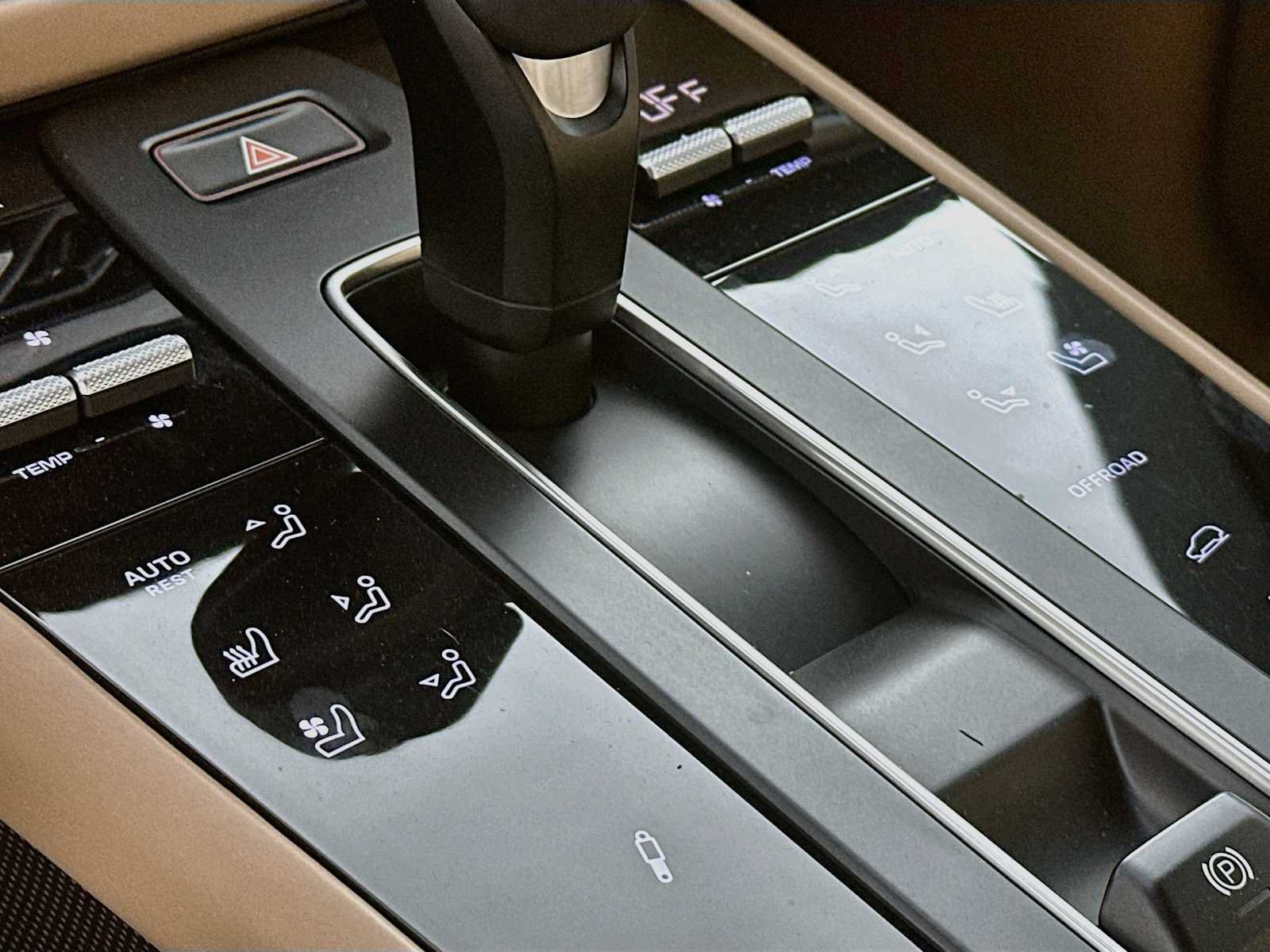 Certified 2024 Porsche Macan Turbo AWD/4WD image 21