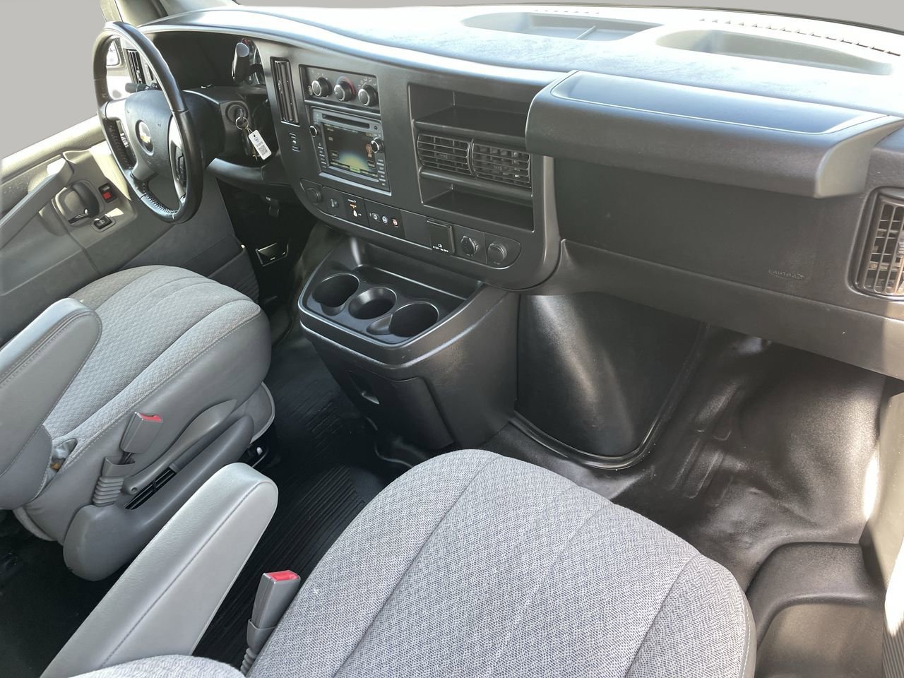 Used 2017 Chevrolet Express 3500 Extended image 12