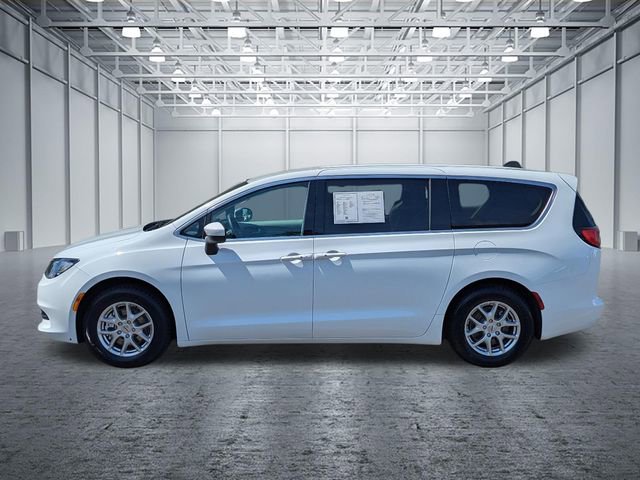 Used 2023 Chrysler Voyager LX FWD image 2