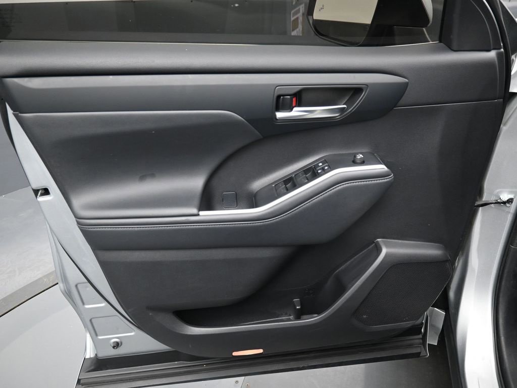 Used 2021 Toyota Highlander XLE image 11