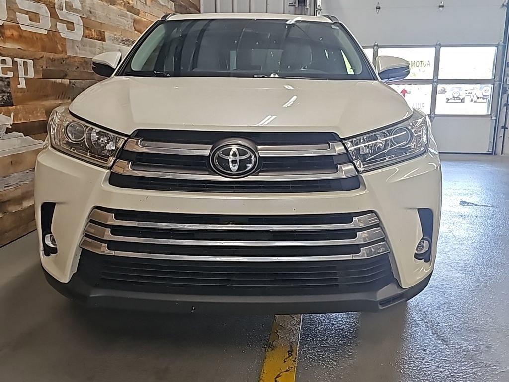 Used 2019 Toyota Highlander Limited FWD image 3