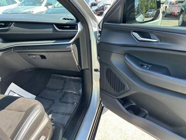 Used 2023 Jeep Grand Cherokee Altitude image 29