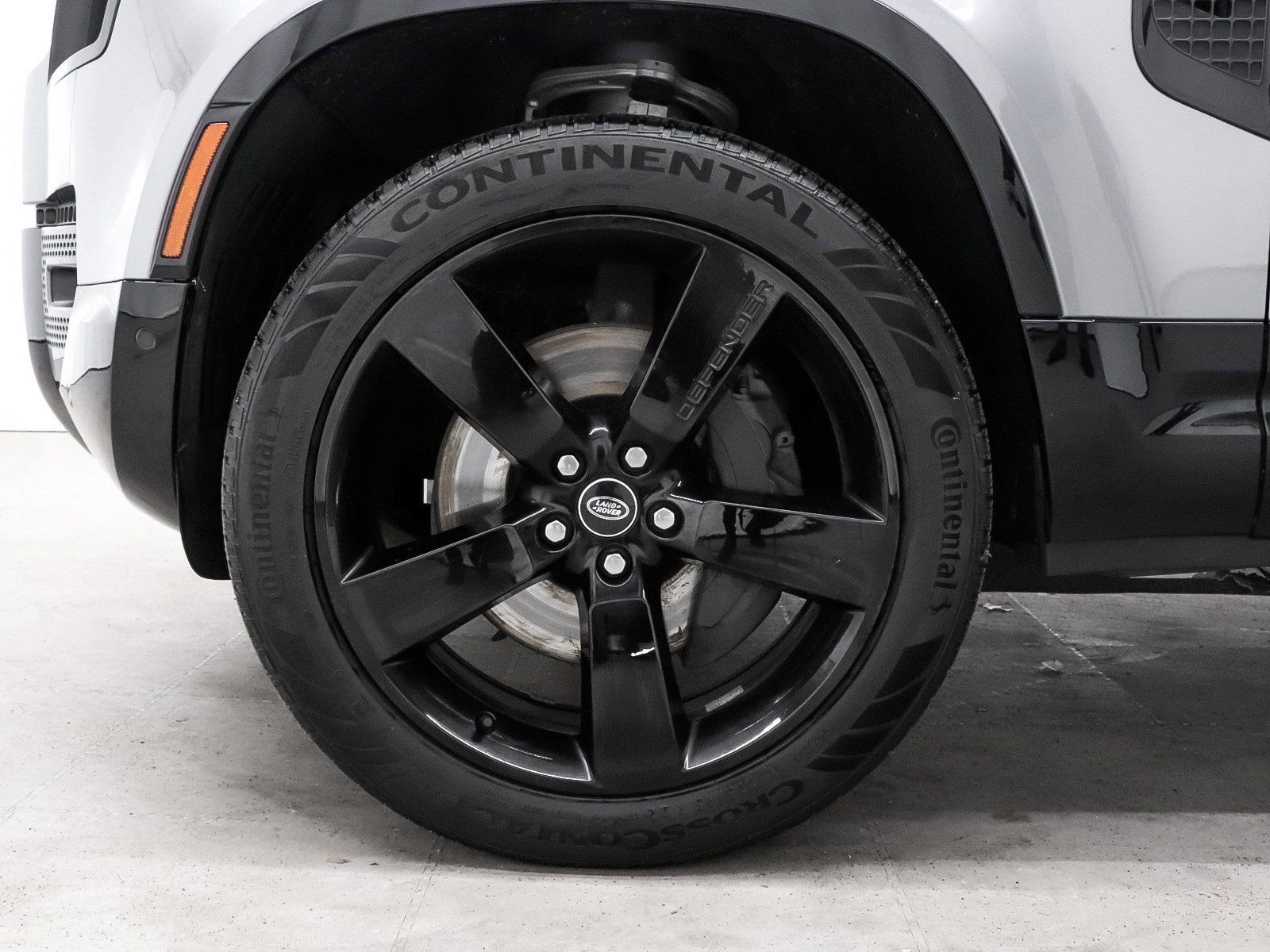 Used 2023 Land Rover Defender 130 X-Dynamic SE image 5