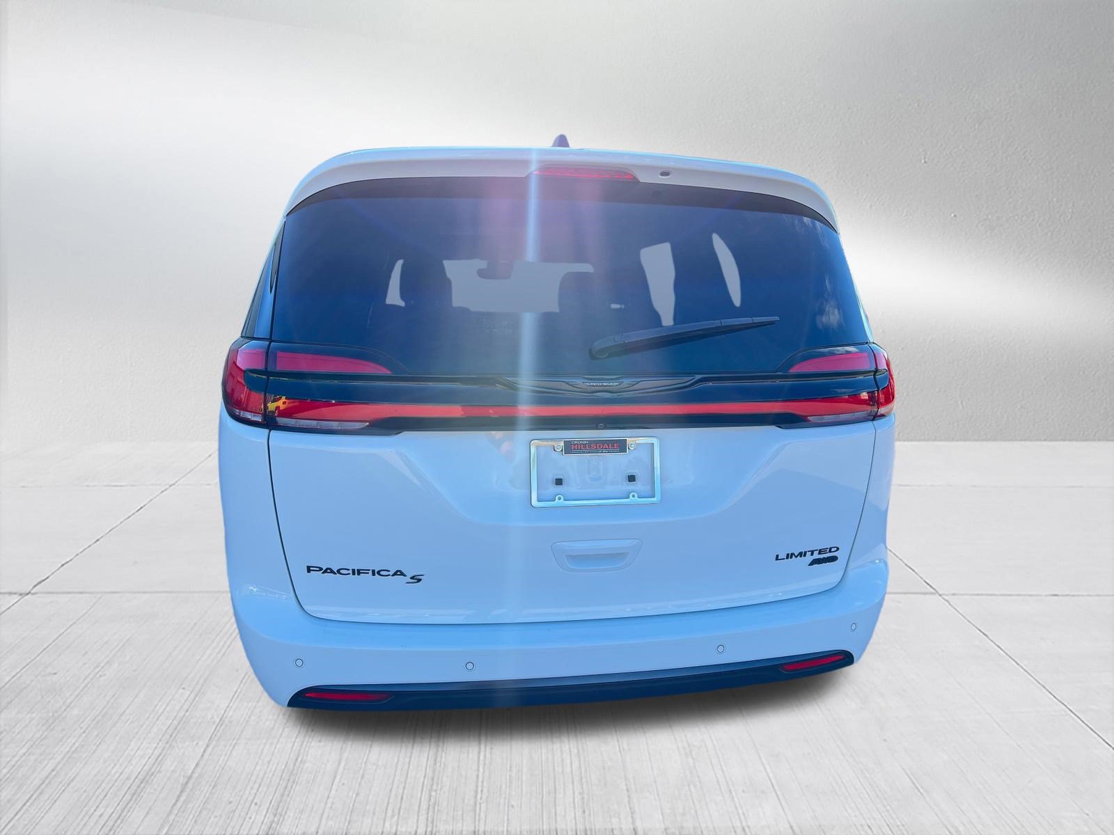 Used 2024 Chrysler Pacifica Limited w/ Uconnect Theater Family Group AWD/4WD image 5