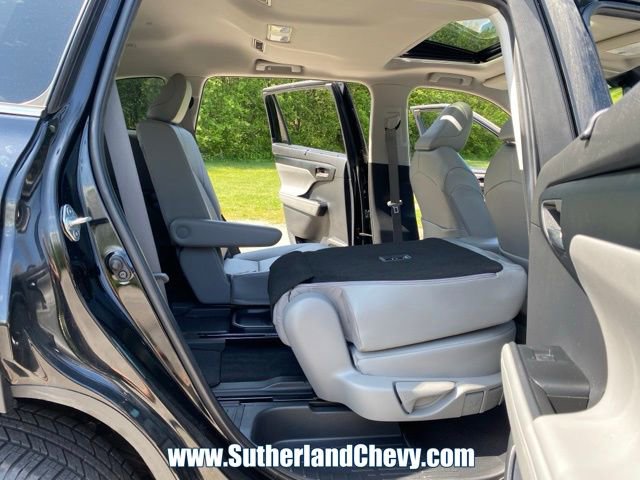 Used 2023 Toyota Highlander XLE image 38