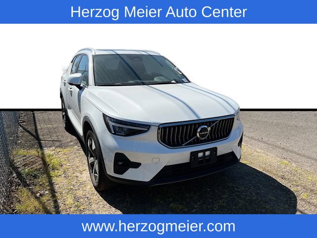 Certified 2025 Volvo XC40 B5 Plus AWD/4WD image 1