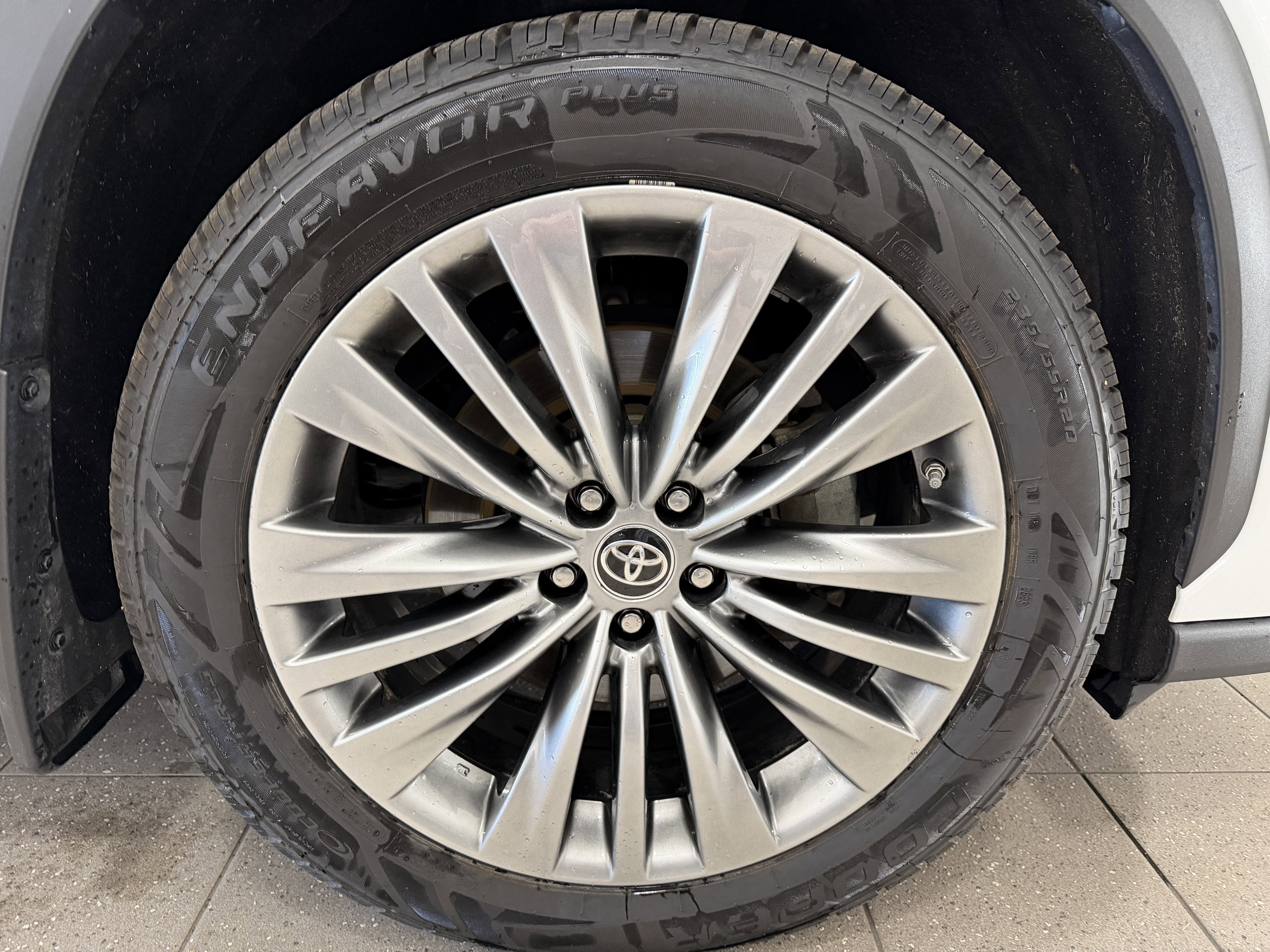Used 2022 Toyota Highlander Platinum AWD/4WD image 2