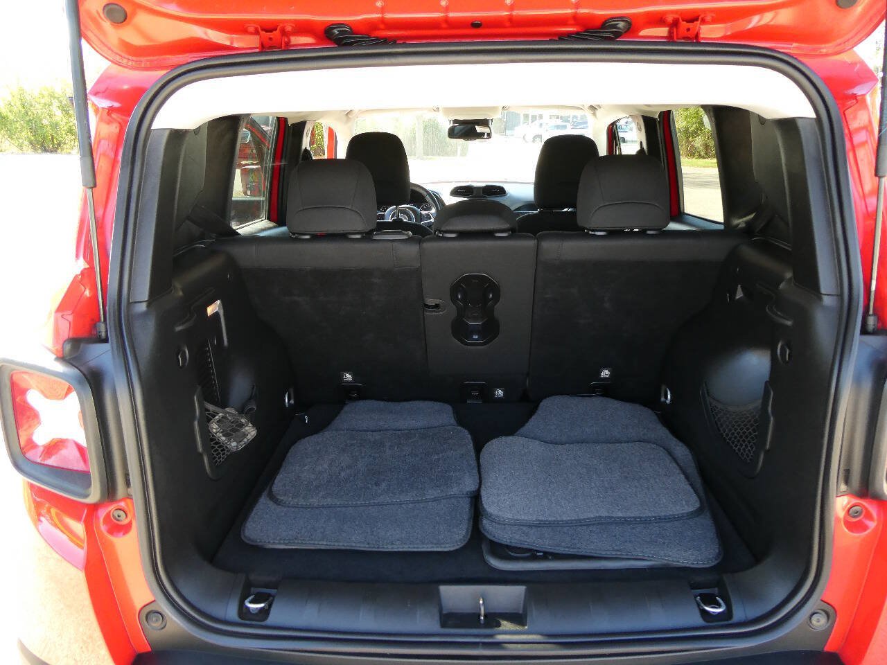 Used 2019 Jeep Renegade Latitude w/ Cold Weather Group FWD image 24