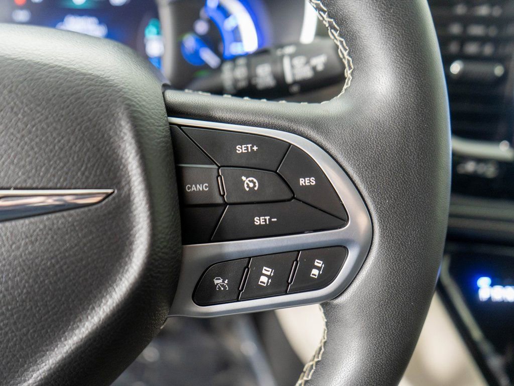 Used 2024 Chrysler Pacifica Select image 16
