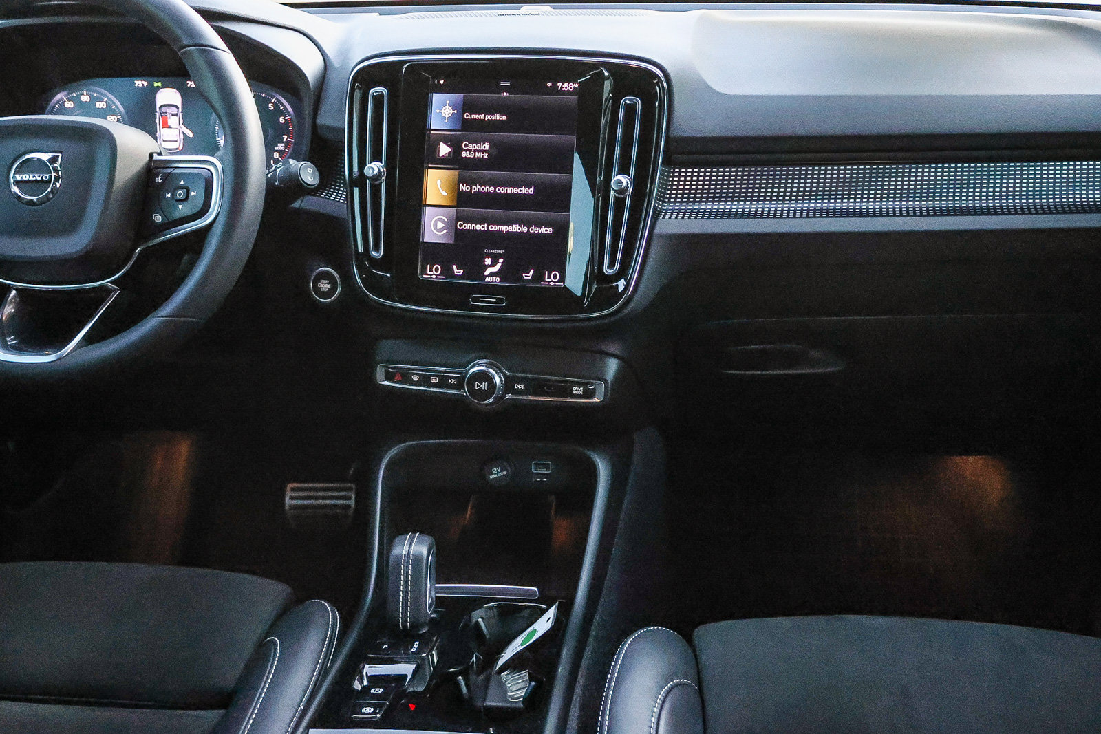 Used 2022 Volvo XC40 T4 R-Design w/ Advanced Package FWD image 23
