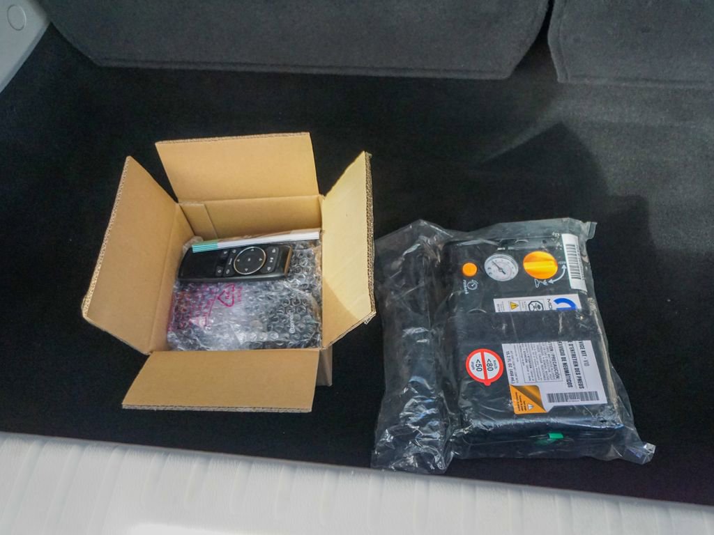 Used 2021 Chrysler Pacifica Limited w/ Uconnect Theater Family Group image 12