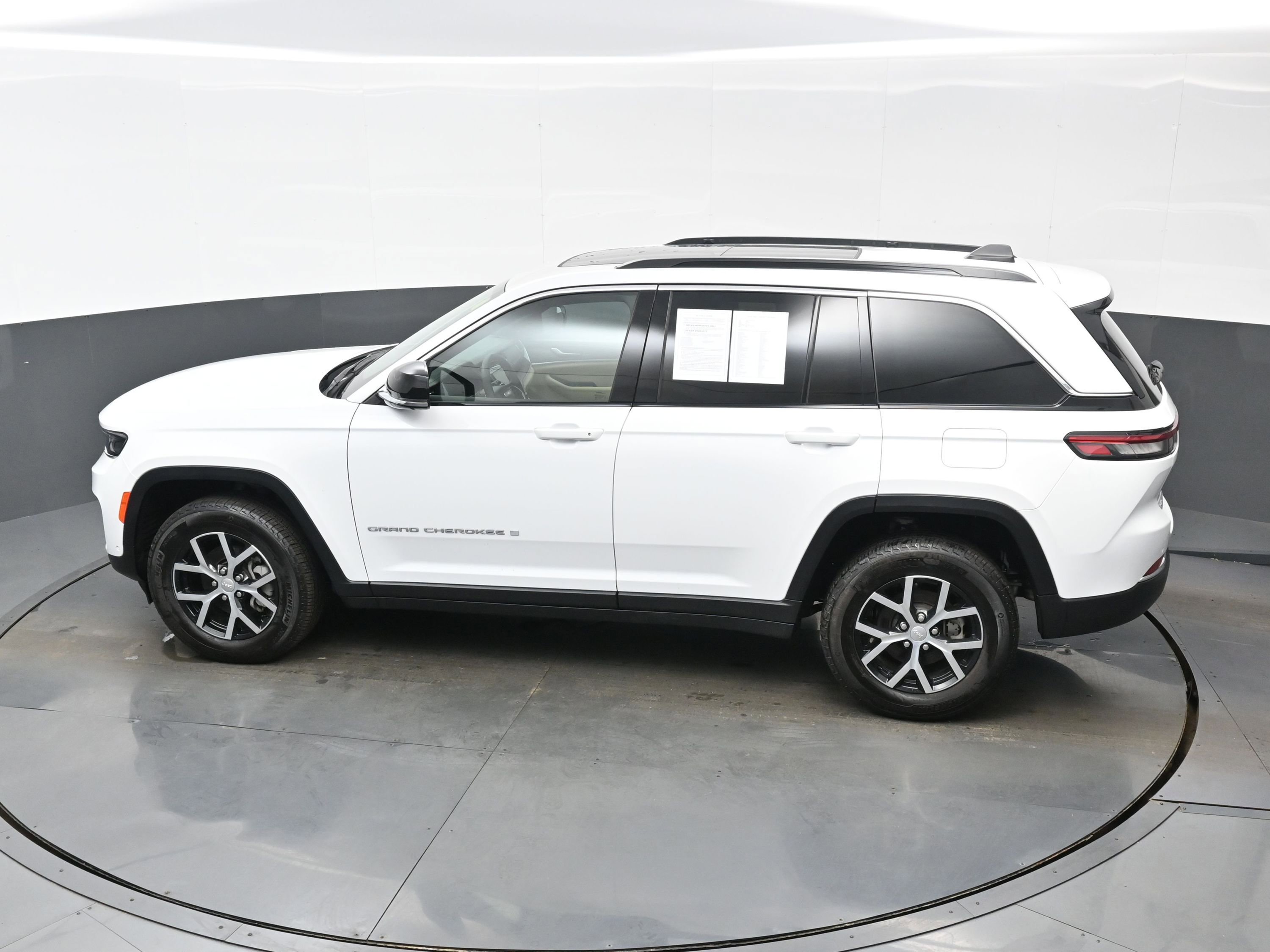 Used 2024 Jeep Grand Cherokee Limited w/ Luxury Tech Group II image 35
