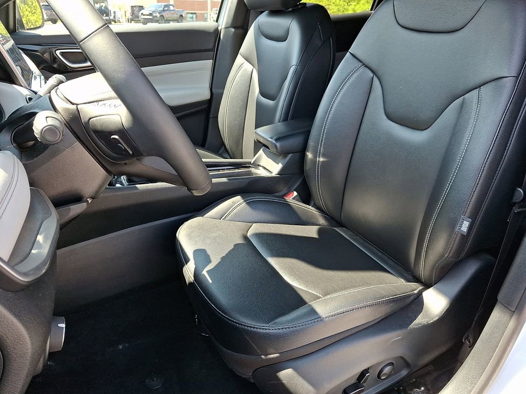 Used 2025 Jeep Compass Limited image 13