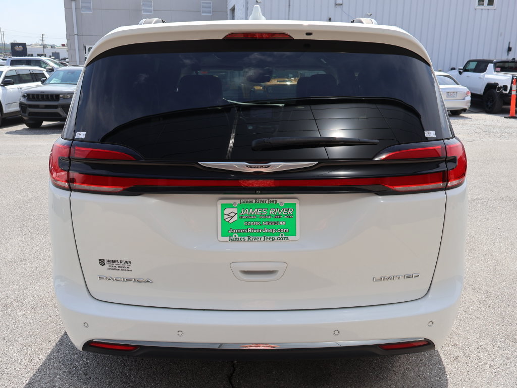 Used 2022 Chrysler Pacifica Limited FWD image 4