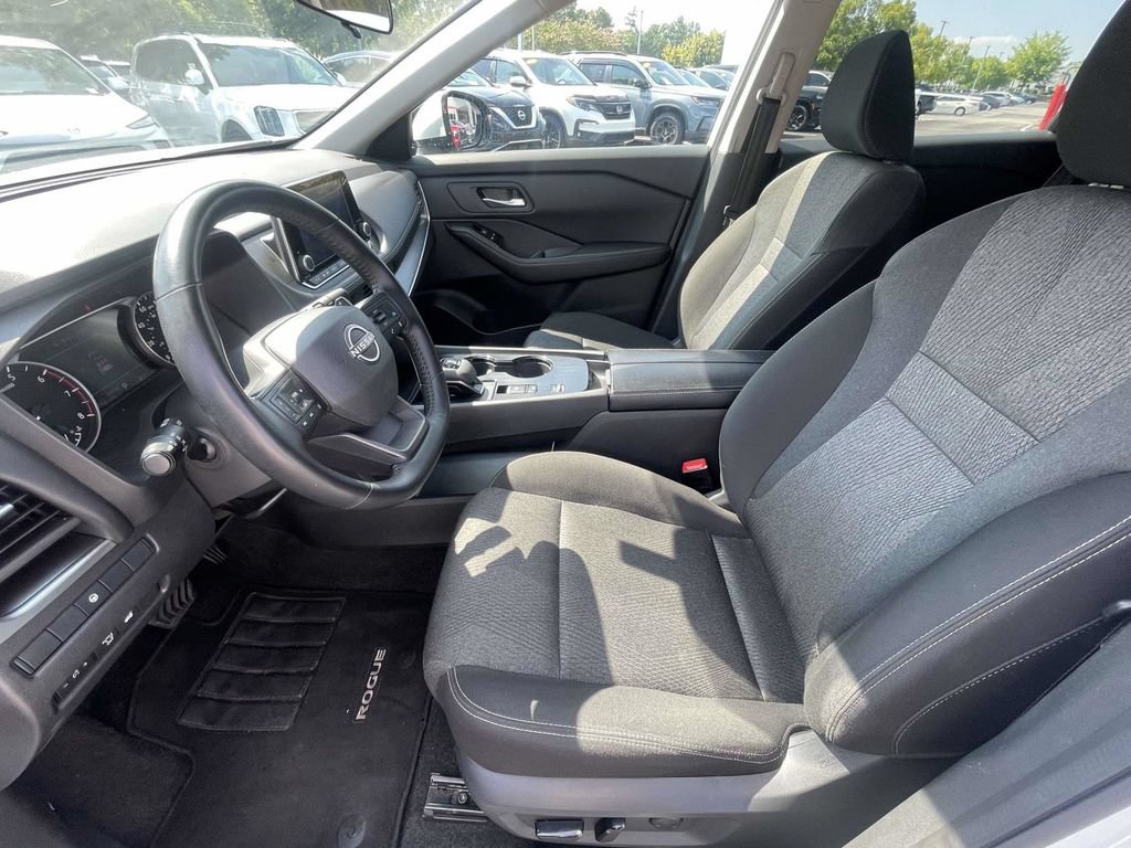 Used 2025 Nissan Rogue SV FWD image 17