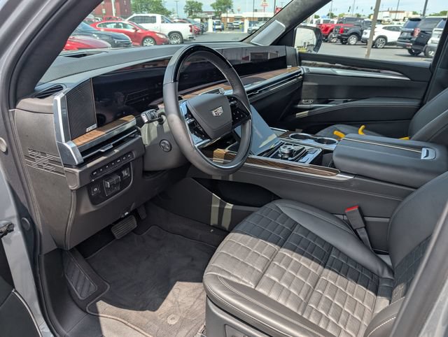 Used 2026 Cadillac Escalade Platinum Luxury w/ LPO, Floor Liner Package AWD/4WD image 12