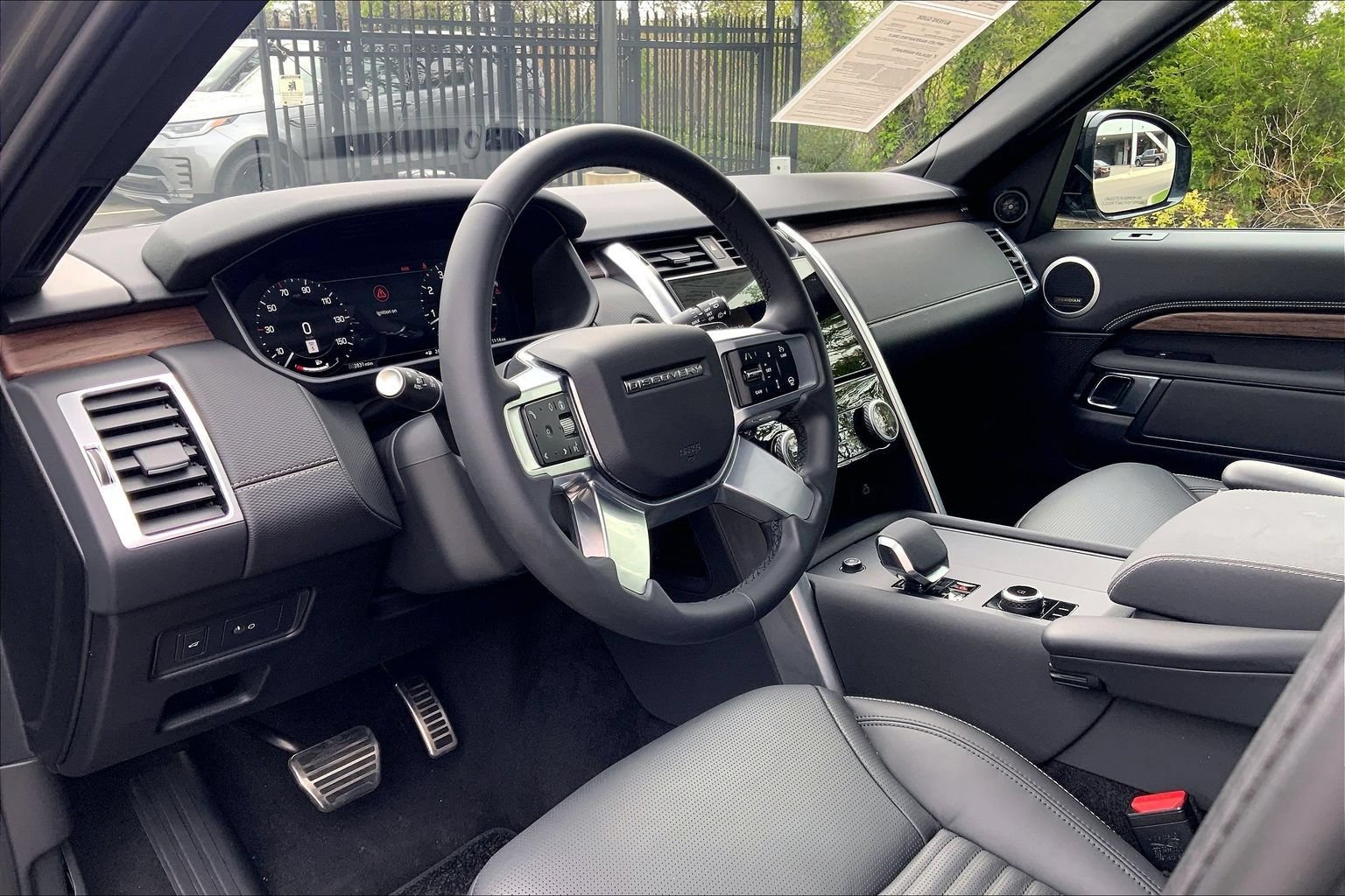 Certified 2025 Land Rover Discovery Dynamic SE AWD/4WD image 17