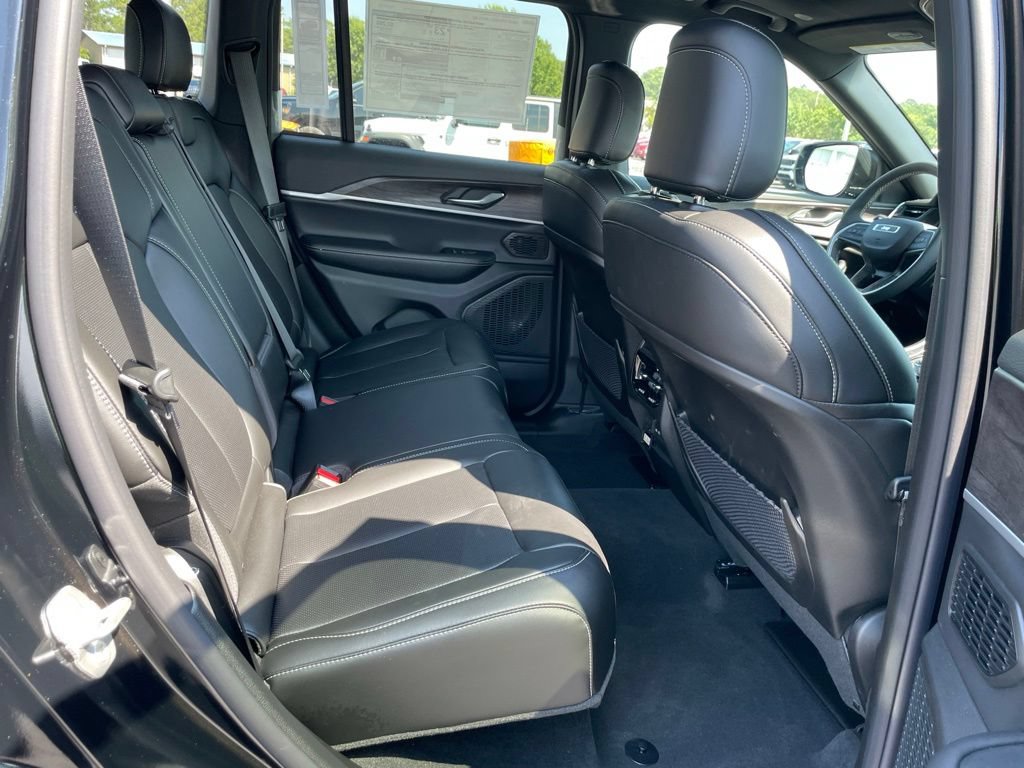 New 2026 Jeep Grand Cherokee Limited w/ Luxury Tech Group II RWD image 17