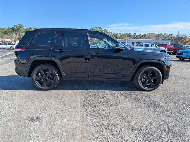 Used 2023 Jeep Grand Cherokee Altitude image 3