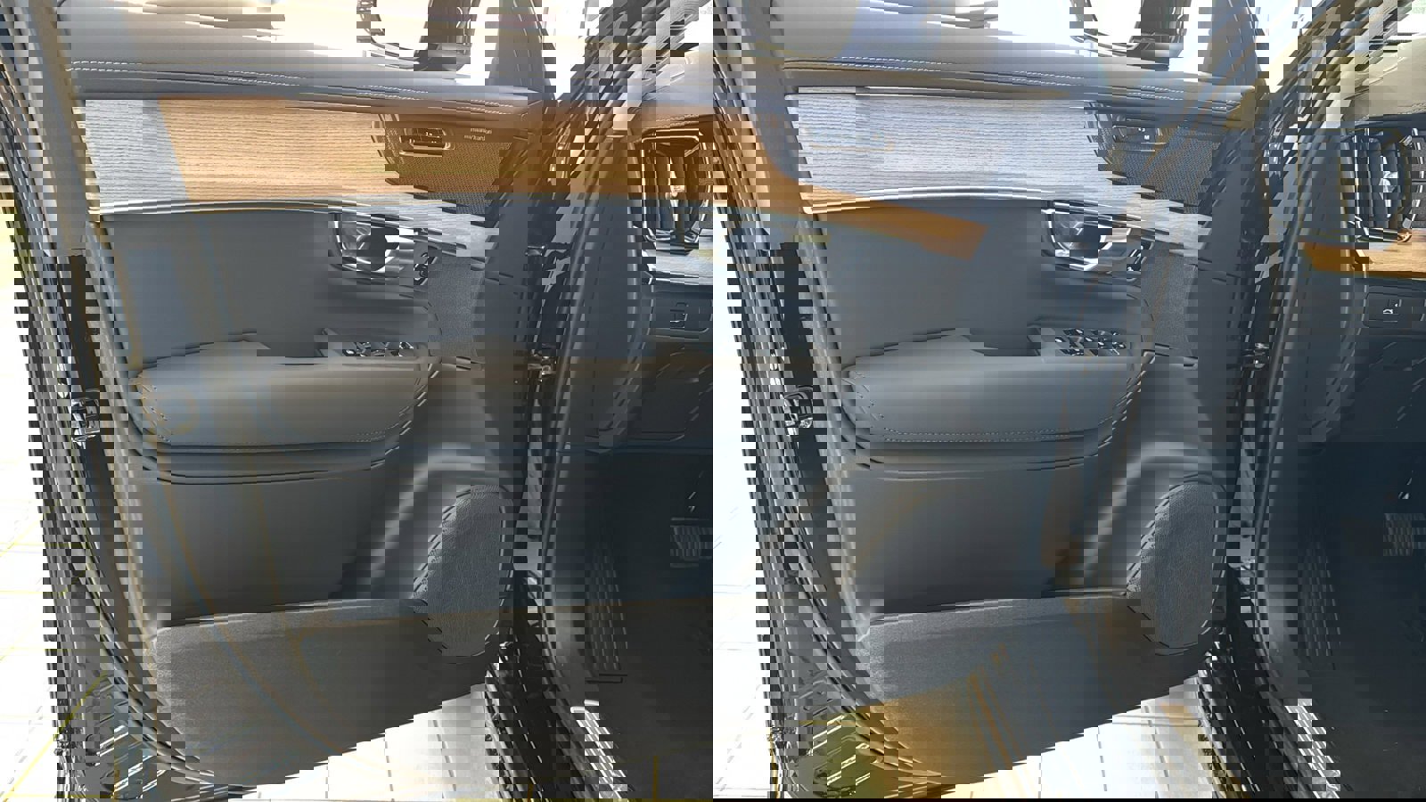 New 2026 Volvo XC90 B6 Plus w/ Protection Package Premier image 21