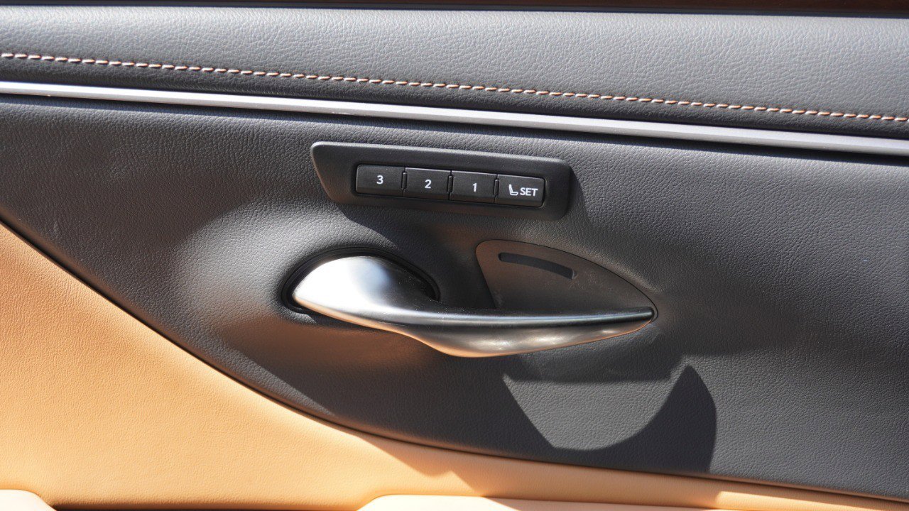 Used 2024 Lexus ES 350 w/ Premium Package image 21