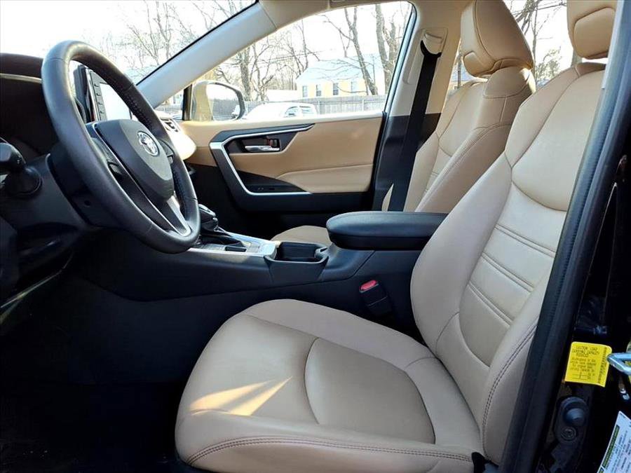 Used 2021 Toyota RAV4 XLE Premium image 20