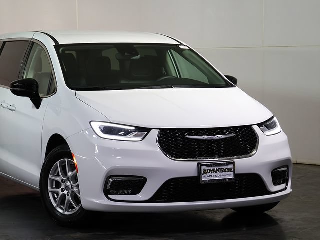 Used 2024 Chrysler Pacifica Touring-L FWD image 6