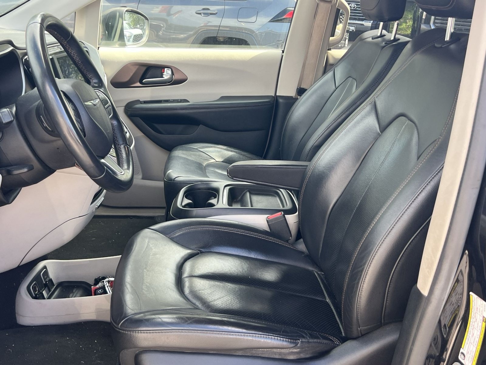 Used 2018 Chrysler Pacifica Touring-L FWD image 12
