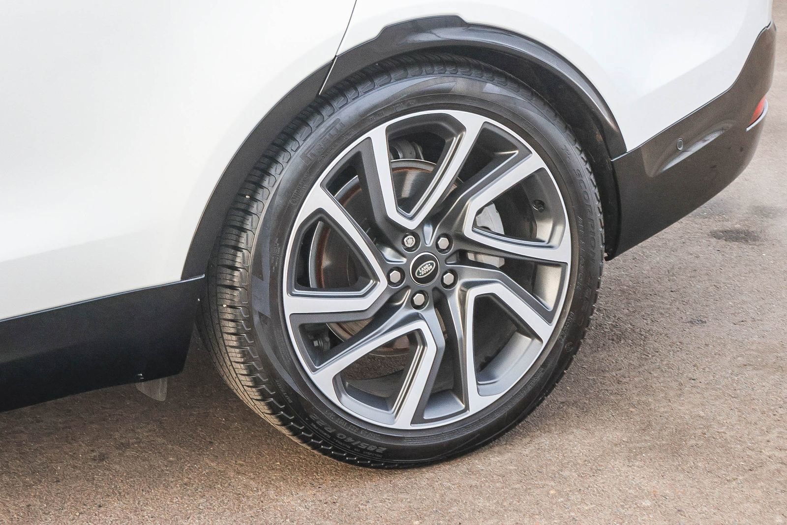 Used 2024 Land Rover Discovery Dynamic SE image 9