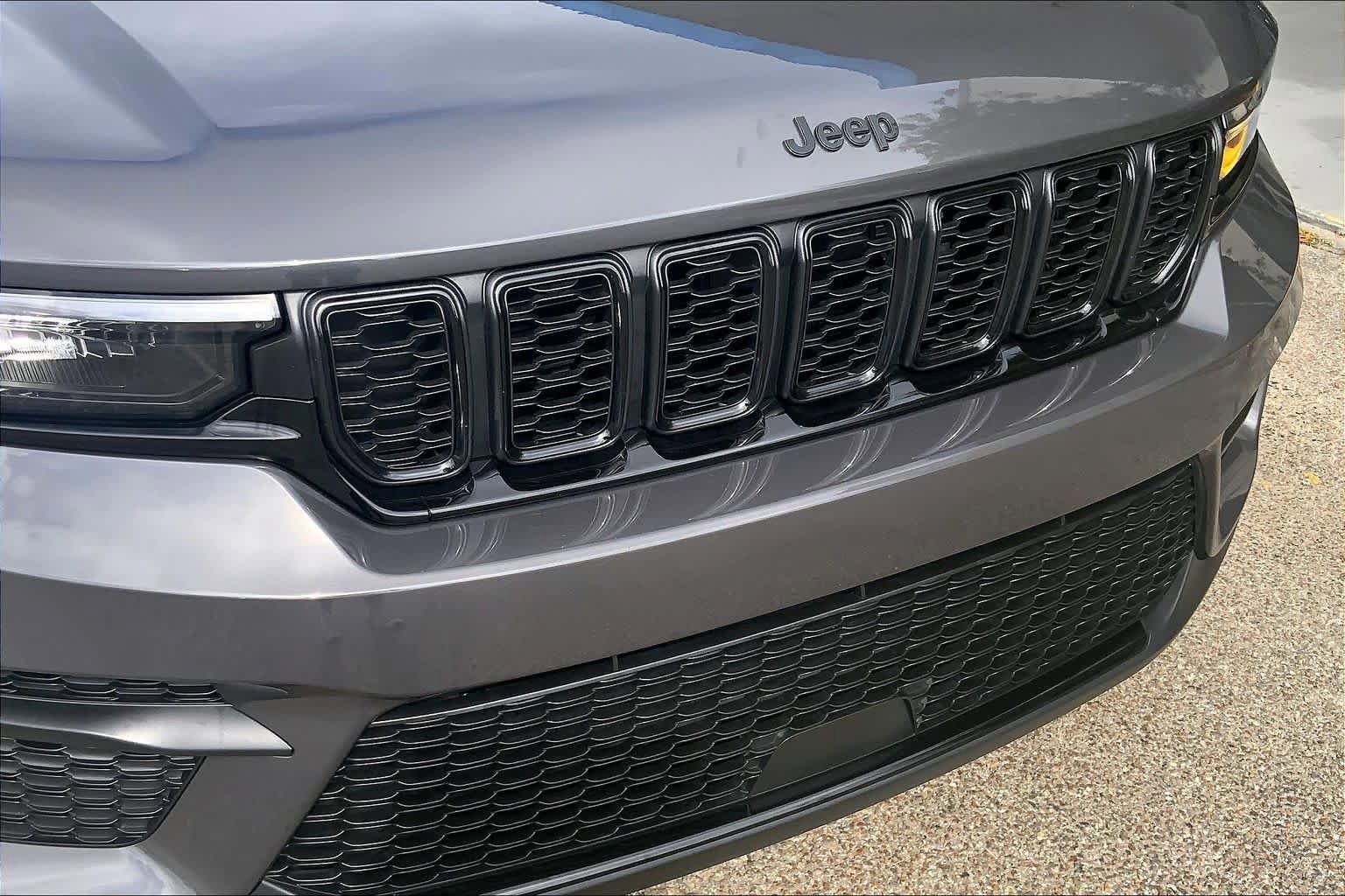 Used 2025 Jeep Grand Cherokee Altitude AWD/4WD image 49