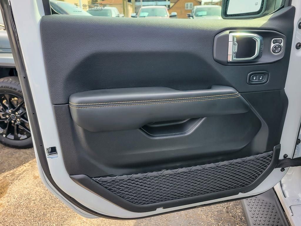 Used 2025 Jeep Wrangler Unlimited Sahara image 17